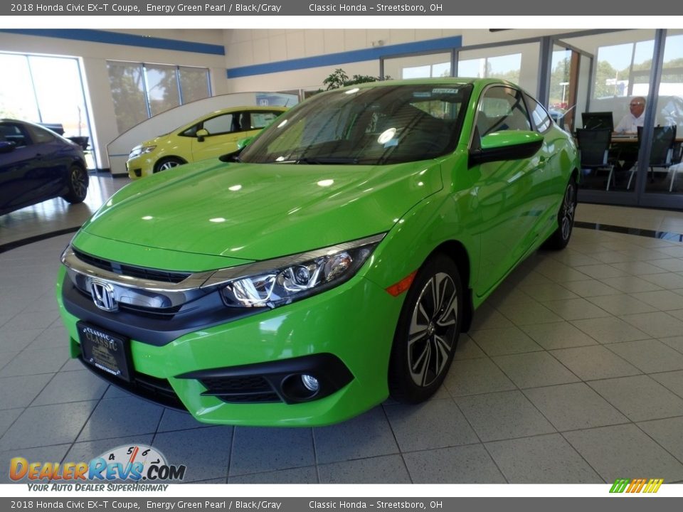 Front 3/4 View of 2018 Honda Civic EX-T Coupe Photo #1