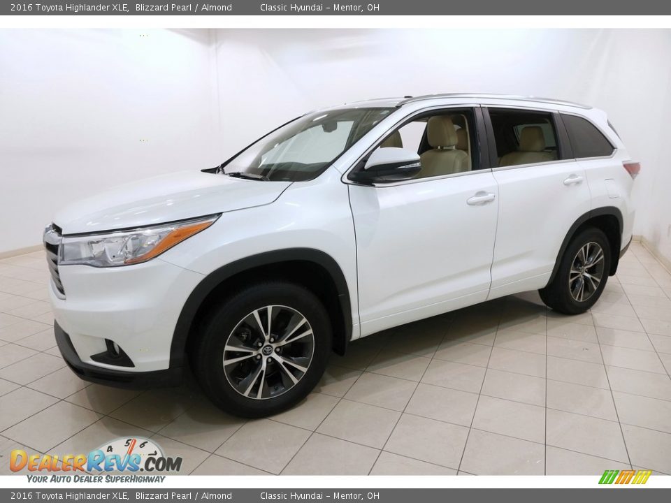 2016 Toyota Highlander XLE Blizzard Pearl / Almond Photo #3