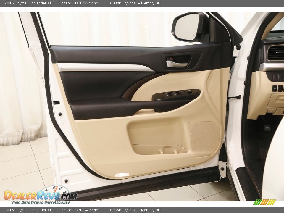 2016 Toyota Highlander XLE Blizzard Pearl / Almond Photo #4