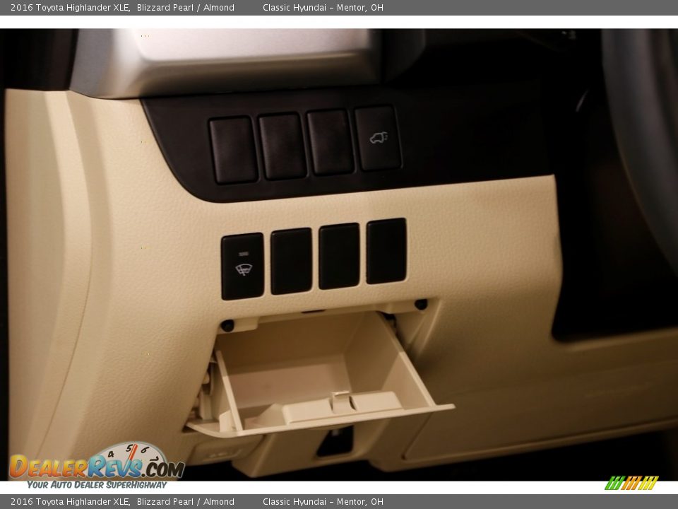 2016 Toyota Highlander XLE Blizzard Pearl / Almond Photo #5