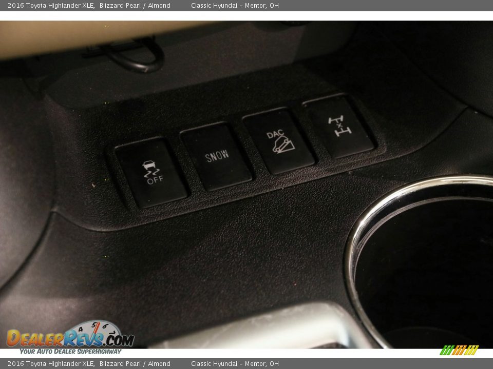 2016 Toyota Highlander XLE Blizzard Pearl / Almond Photo #18