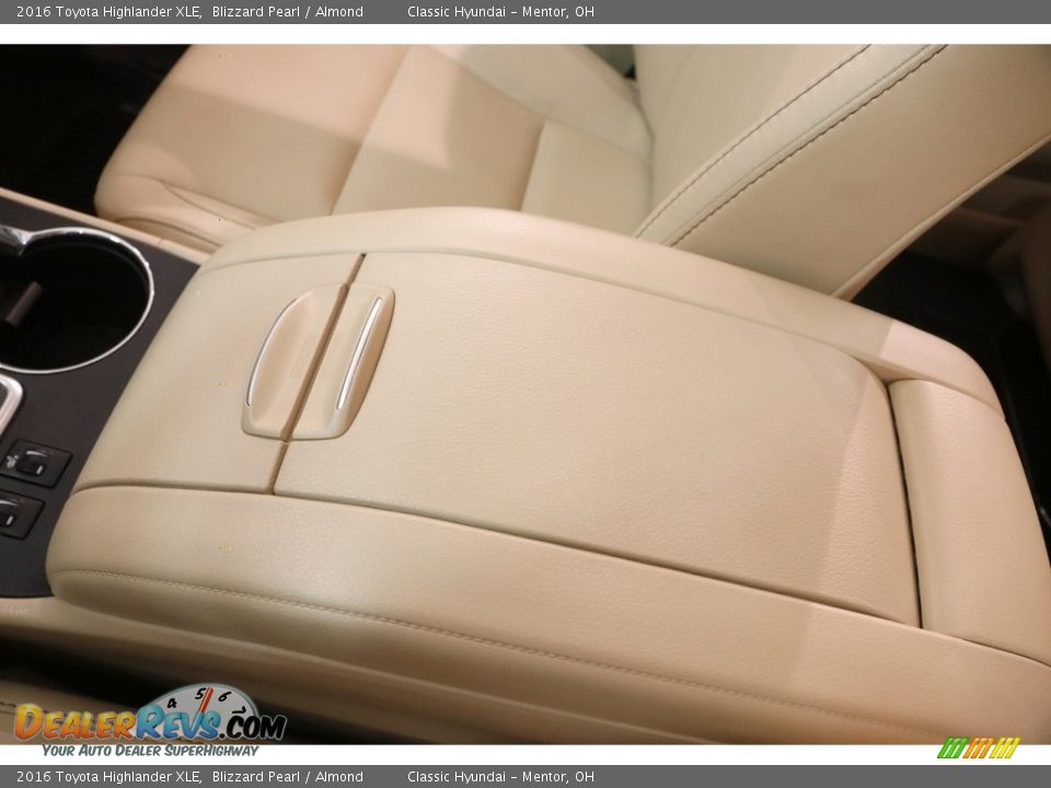 2016 Toyota Highlander XLE Blizzard Pearl / Almond Photo #19