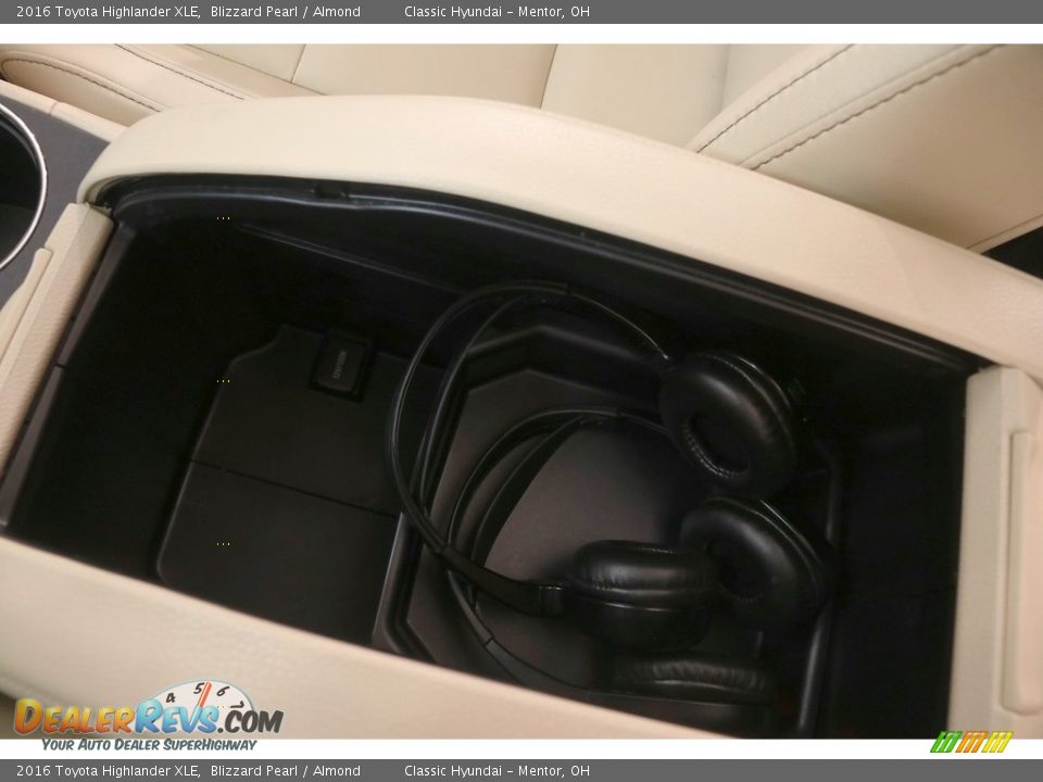 2016 Toyota Highlander XLE Blizzard Pearl / Almond Photo #20
