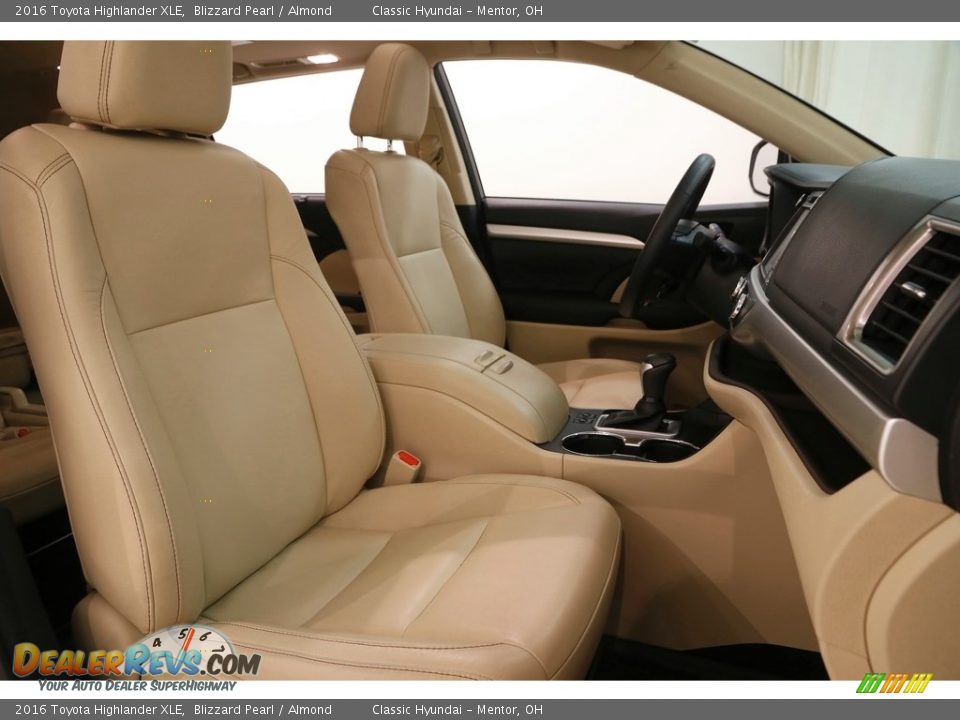 2016 Toyota Highlander XLE Blizzard Pearl / Almond Photo #22