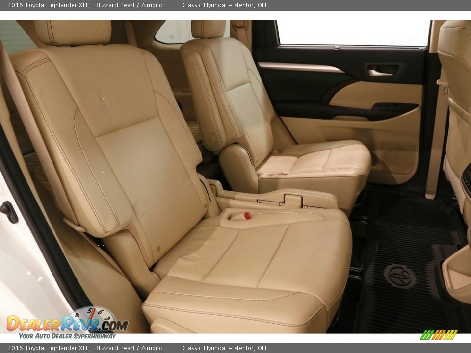 2016 Toyota Highlander XLE Blizzard Pearl / Almond Photo #23