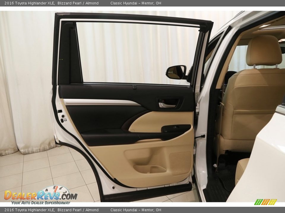 2016 Toyota Highlander XLE Blizzard Pearl / Almond Photo #24