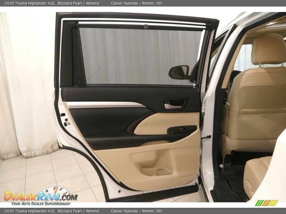 2016 Toyota Highlander XLE Blizzard Pearl / Almond Photo #25