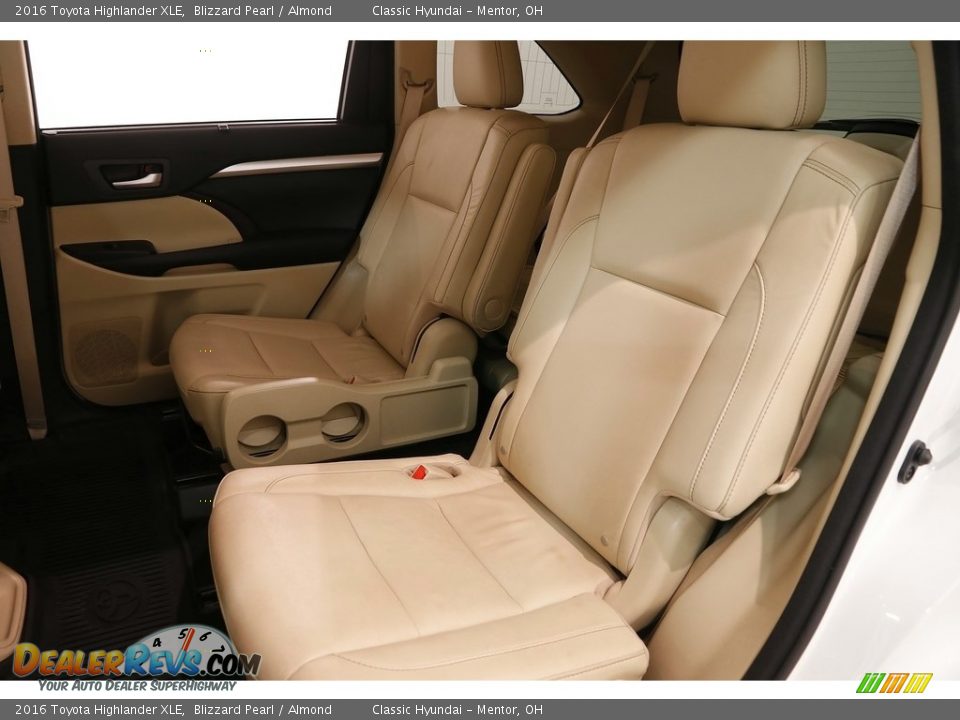 2016 Toyota Highlander XLE Blizzard Pearl / Almond Photo #26