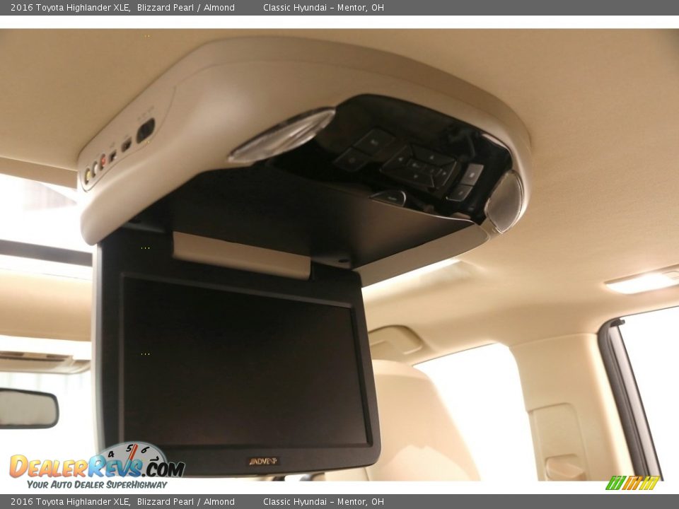 2016 Toyota Highlander XLE Blizzard Pearl / Almond Photo #27