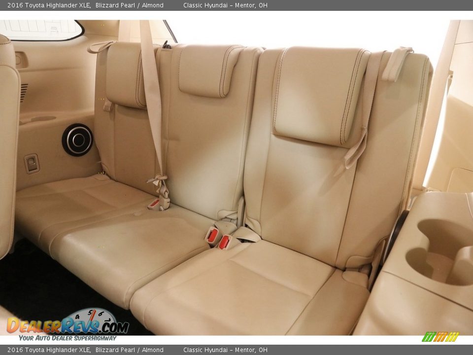 2016 Toyota Highlander XLE Blizzard Pearl / Almond Photo #28