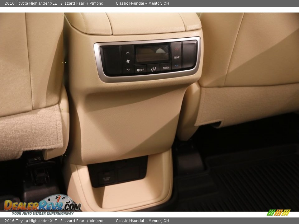2016 Toyota Highlander XLE Blizzard Pearl / Almond Photo #29
