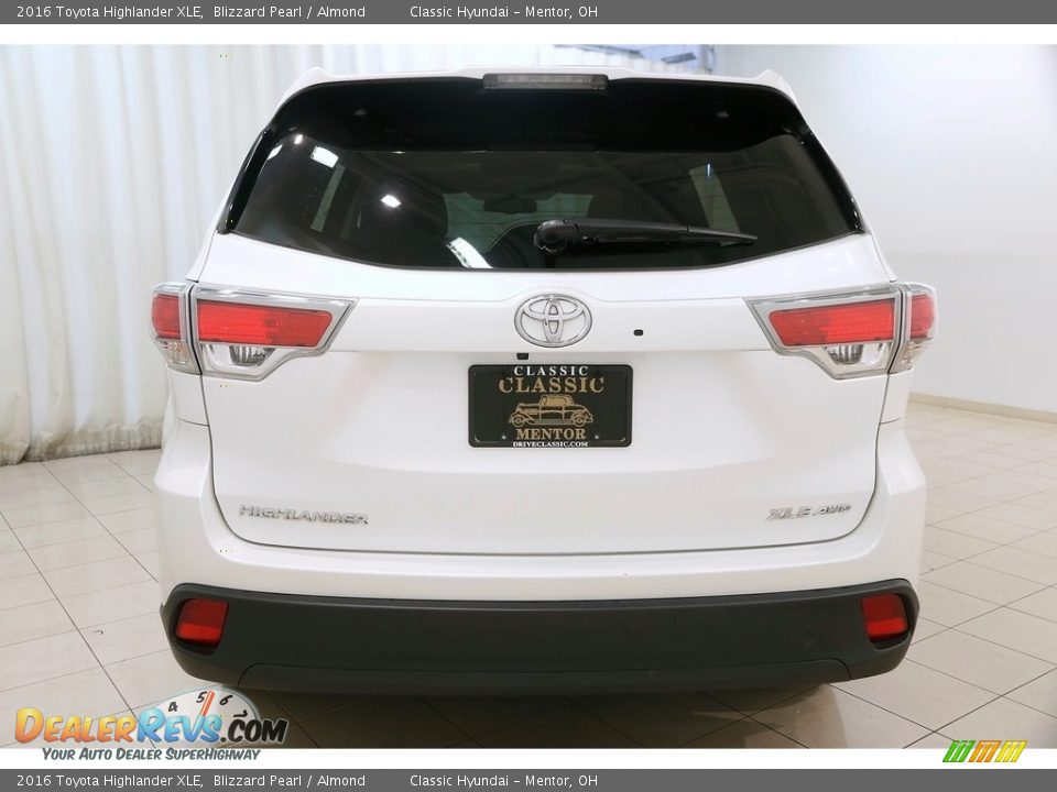 2016 Toyota Highlander XLE Blizzard Pearl / Almond Photo #31