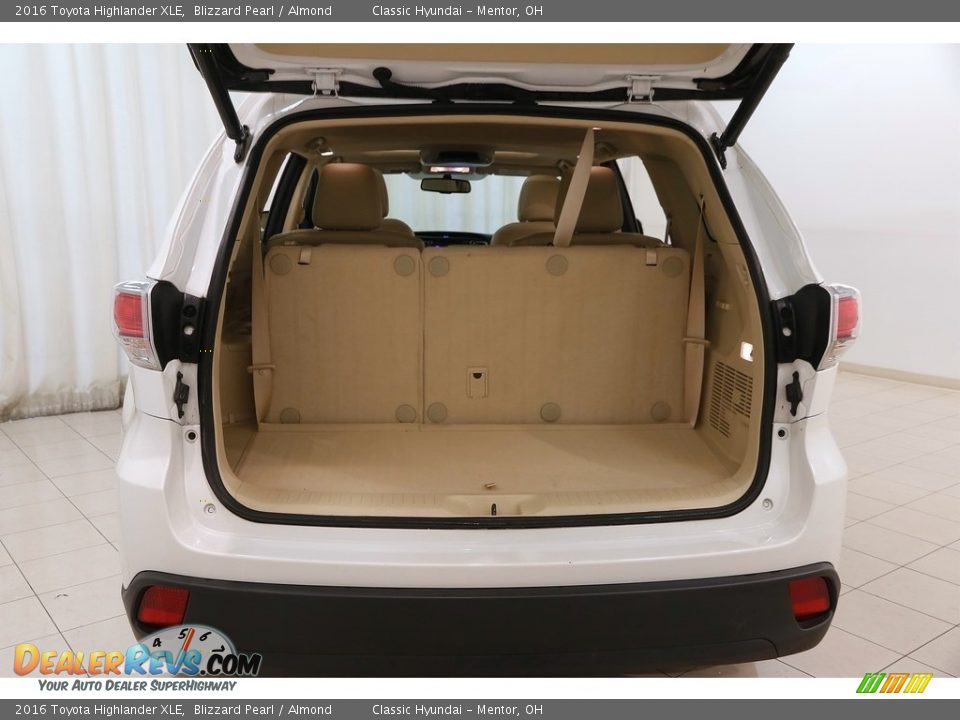 2016 Toyota Highlander XLE Blizzard Pearl / Almond Photo #32