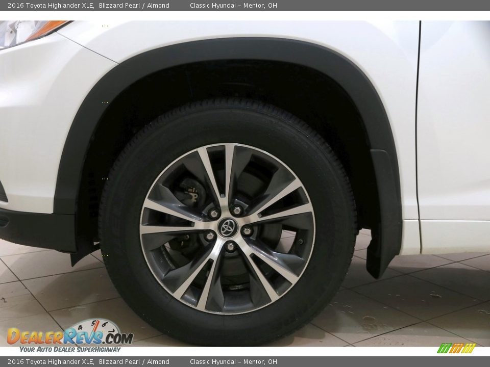 2016 Toyota Highlander XLE Blizzard Pearl / Almond Photo #34