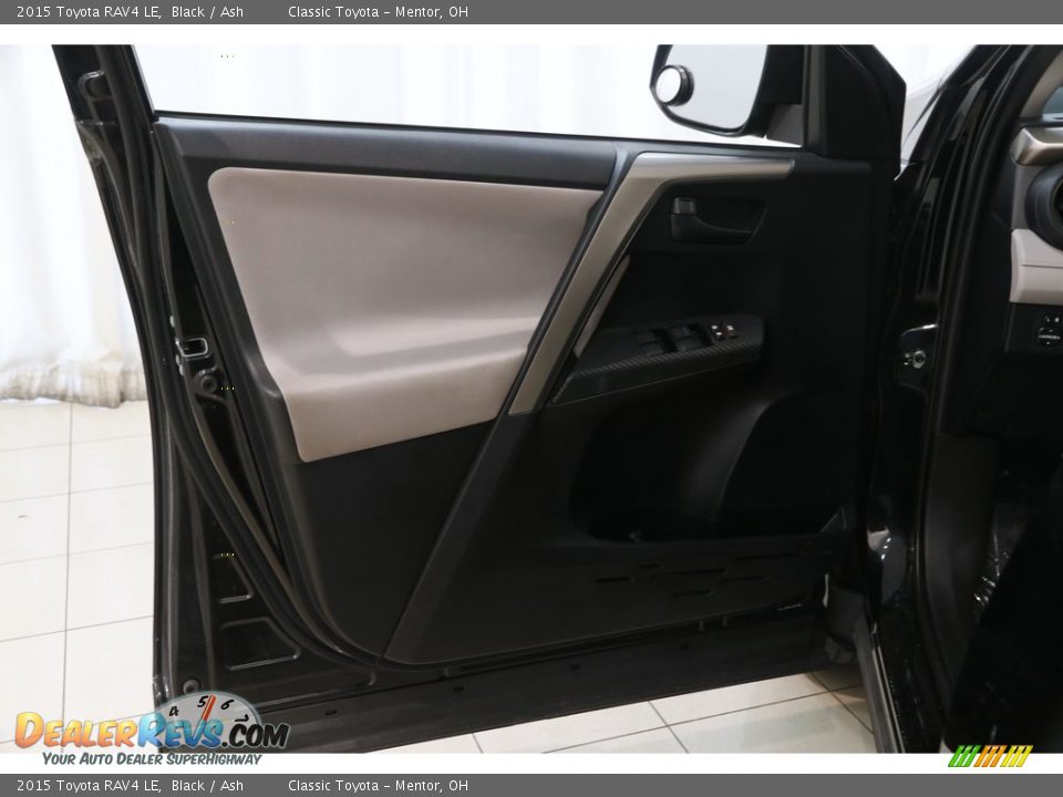 2015 Toyota RAV4 LE Black / Ash Photo #4