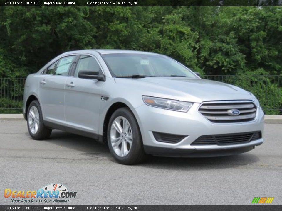 Front 3/4 View of 2018 Ford Taurus SE Photo #1