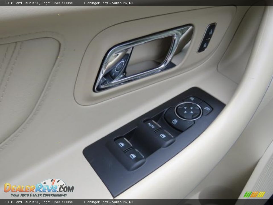 Controls of 2018 Ford Taurus SE Photo #10