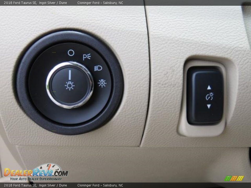 Controls of 2018 Ford Taurus SE Photo #19