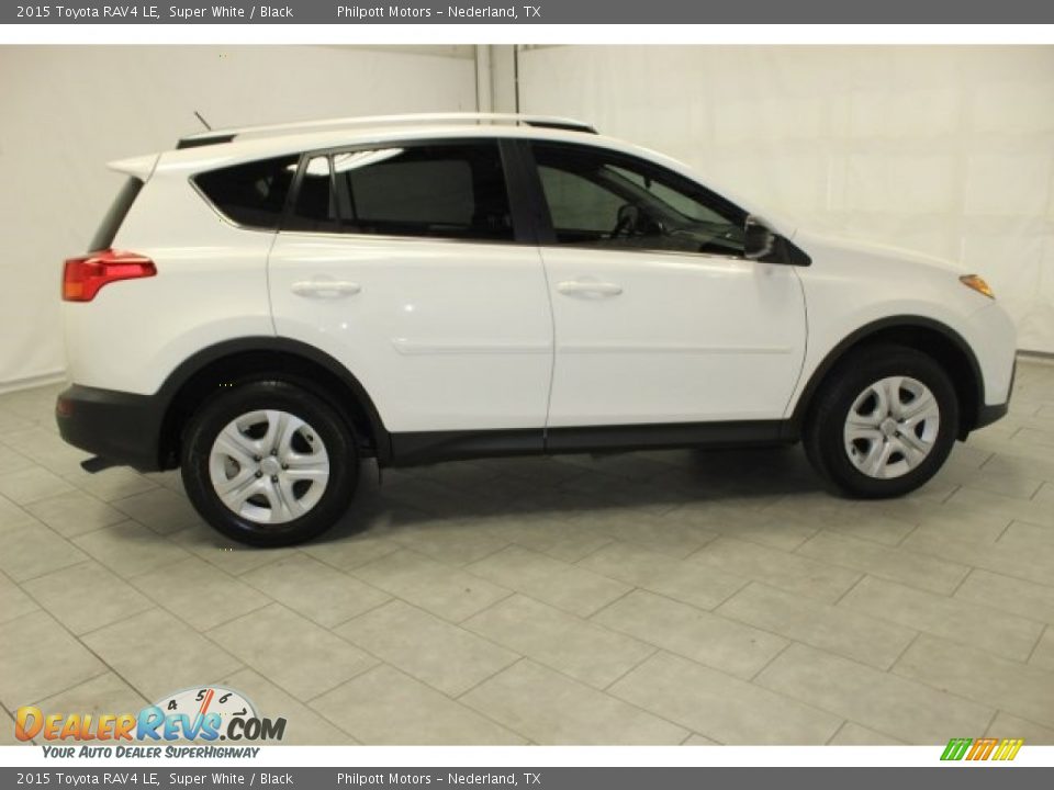2015 Toyota RAV4 LE Super White / Black Photo #11