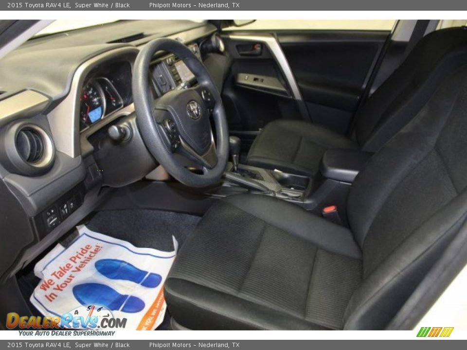 2015 Toyota RAV4 LE Super White / Black Photo #14