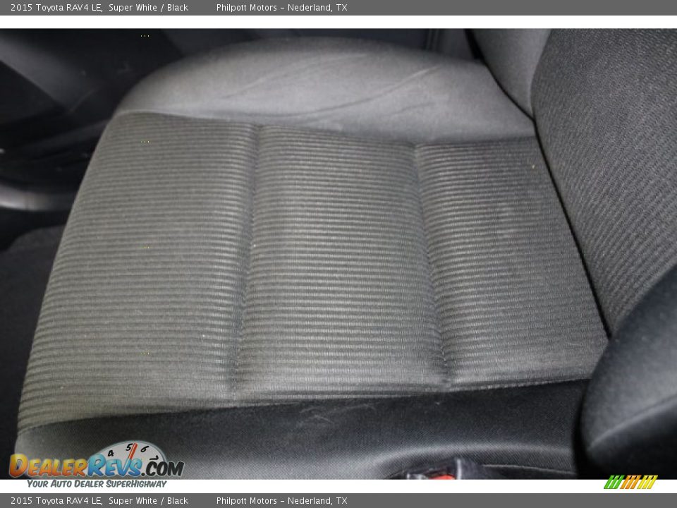 2015 Toyota RAV4 LE Super White / Black Photo #17