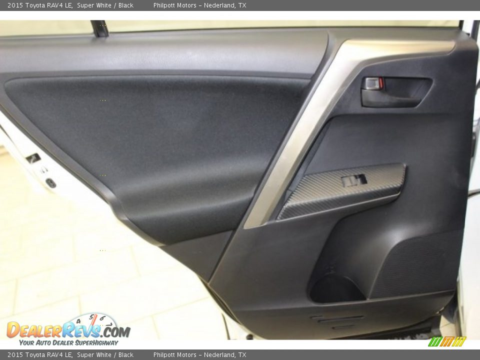 2015 Toyota RAV4 LE Super White / Black Photo #29