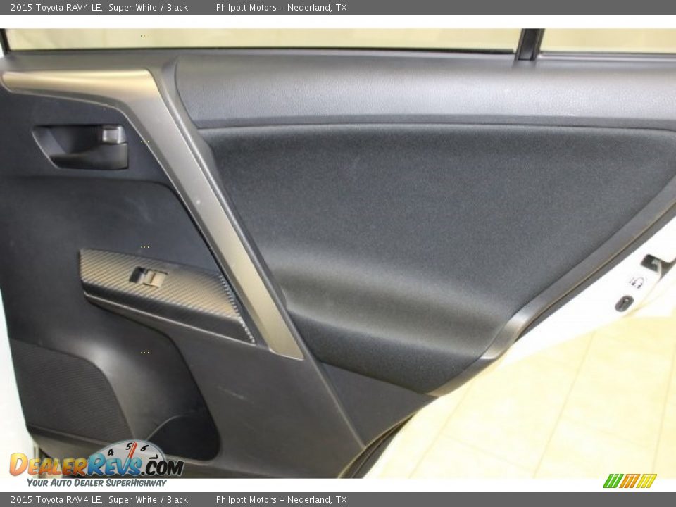 2015 Toyota RAV4 LE Super White / Black Photo #32