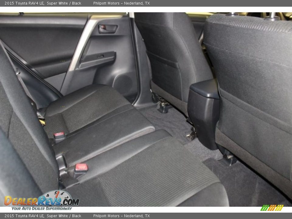 2015 Toyota RAV4 LE Super White / Black Photo #33