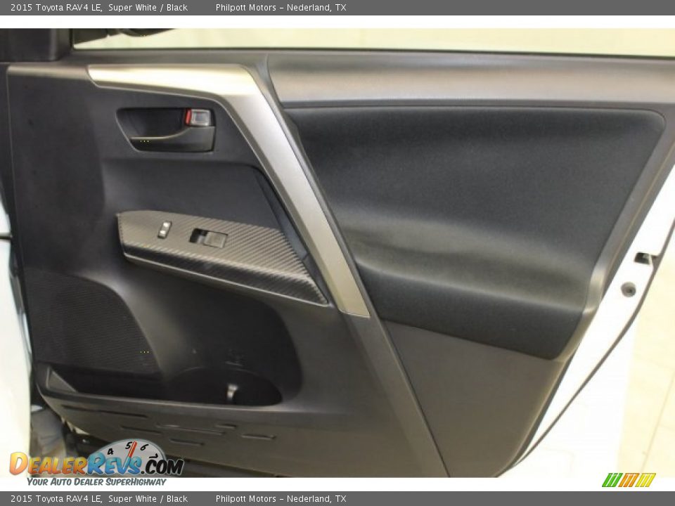 2015 Toyota RAV4 LE Super White / Black Photo #34