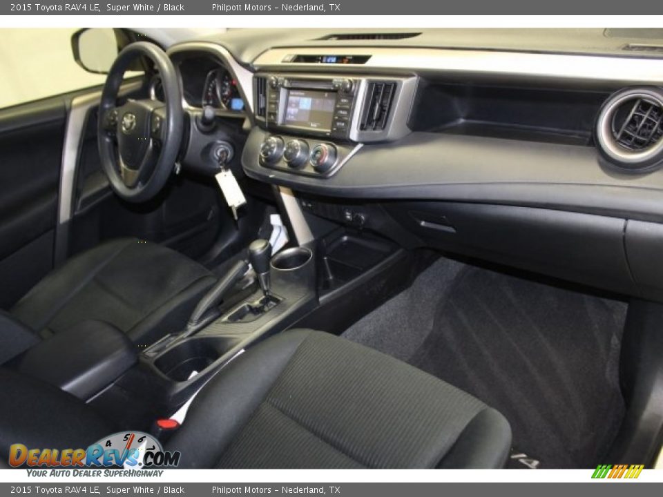 2015 Toyota RAV4 LE Super White / Black Photo #35
