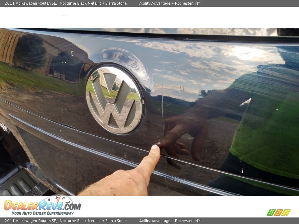 2011 Volkswagen Routan SE Nocturne Black Metallic / Sierra Stone Photo #12