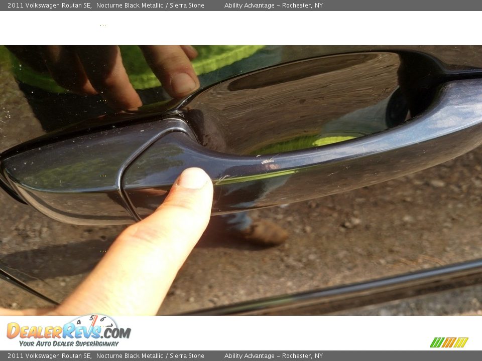 2011 Volkswagen Routan SE Nocturne Black Metallic / Sierra Stone Photo #13