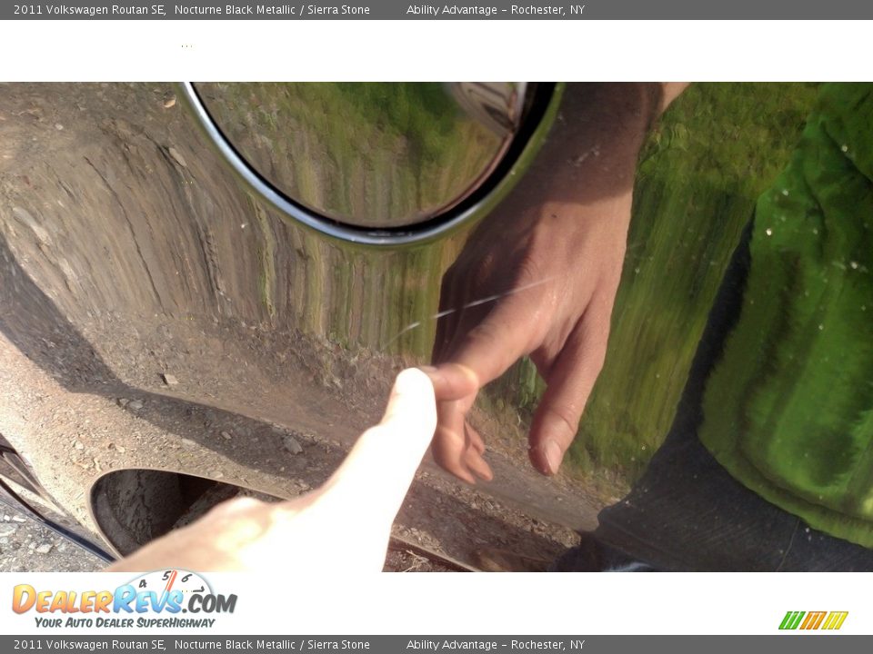 2011 Volkswagen Routan SE Nocturne Black Metallic / Sierra Stone Photo #14
