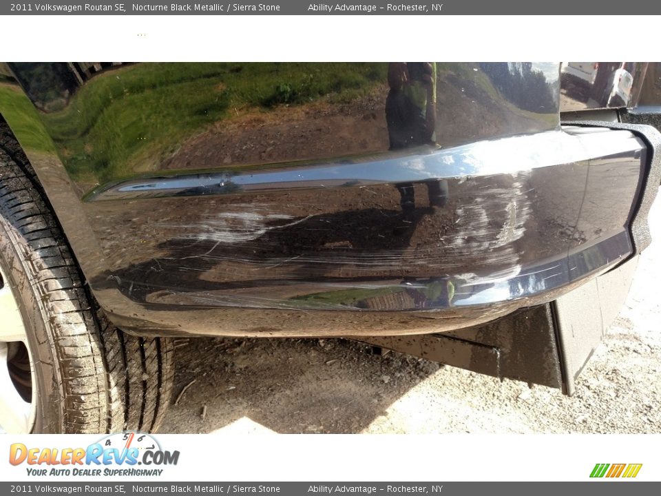 2011 Volkswagen Routan SE Nocturne Black Metallic / Sierra Stone Photo #15