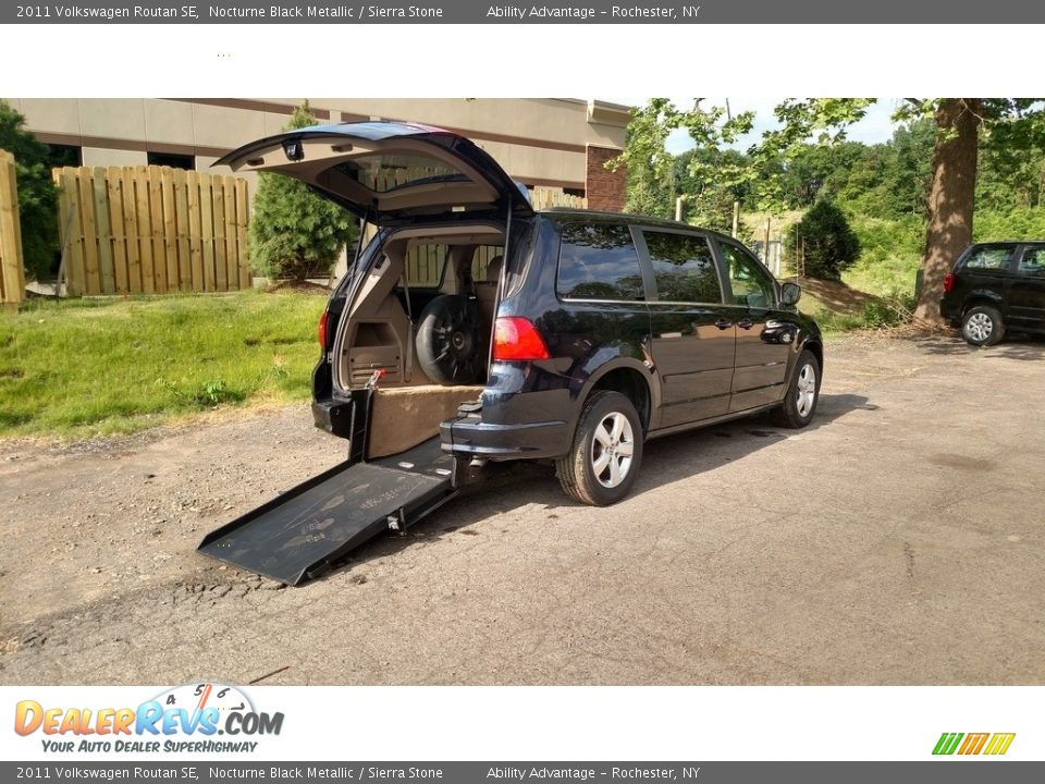 2011 Volkswagen Routan SE Nocturne Black Metallic / Sierra Stone Photo #17