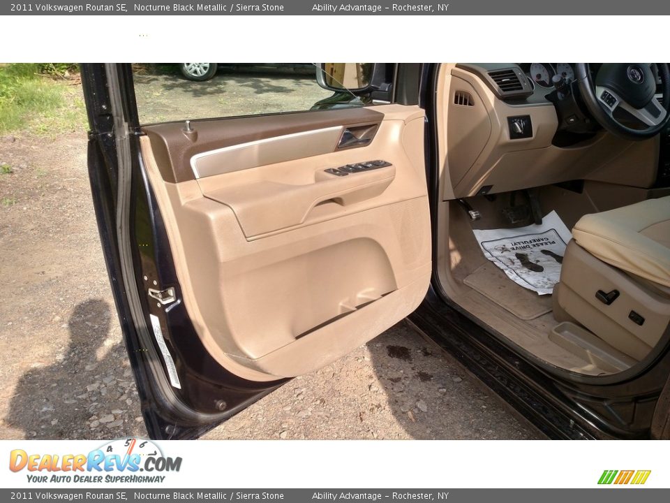 2011 Volkswagen Routan SE Nocturne Black Metallic / Sierra Stone Photo #24