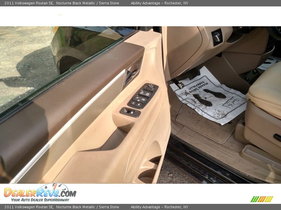 2011 Volkswagen Routan SE Nocturne Black Metallic / Sierra Stone Photo #25