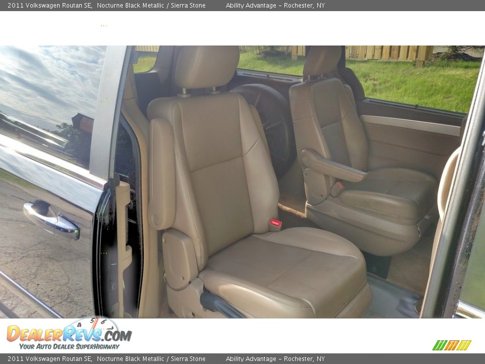2011 Volkswagen Routan SE Nocturne Black Metallic / Sierra Stone Photo #29