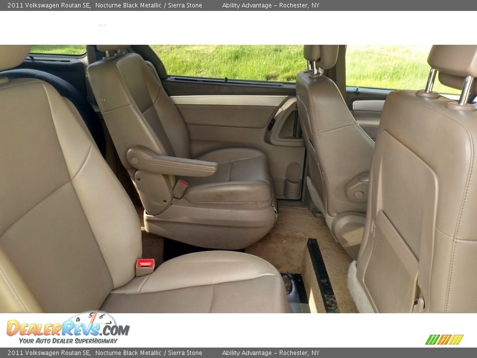 2011 Volkswagen Routan SE Nocturne Black Metallic / Sierra Stone Photo #30