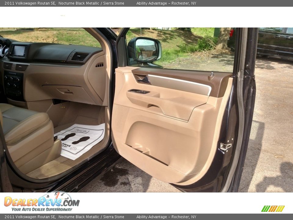 2011 Volkswagen Routan SE Nocturne Black Metallic / Sierra Stone Photo #31