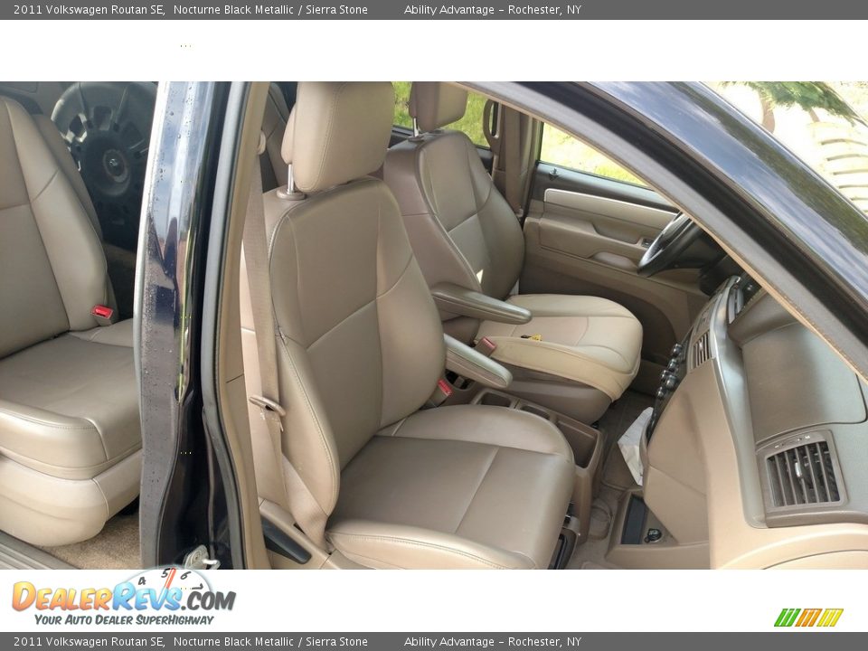 2011 Volkswagen Routan SE Nocturne Black Metallic / Sierra Stone Photo #33