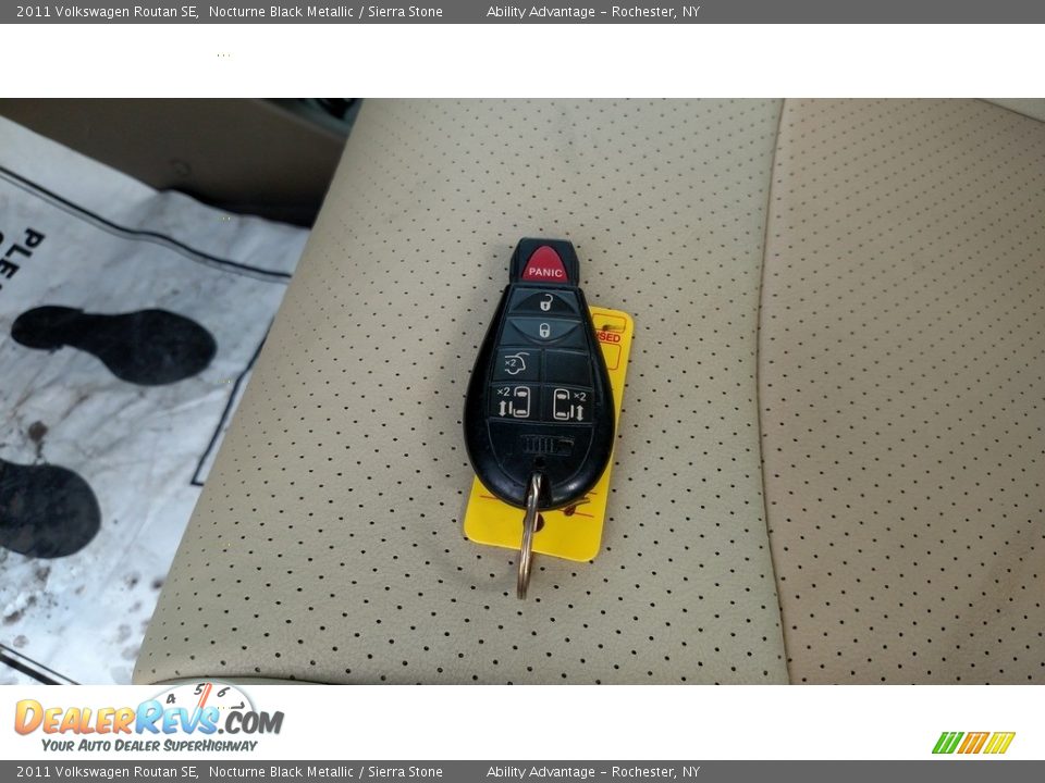 2011 Volkswagen Routan SE Nocturne Black Metallic / Sierra Stone Photo #34