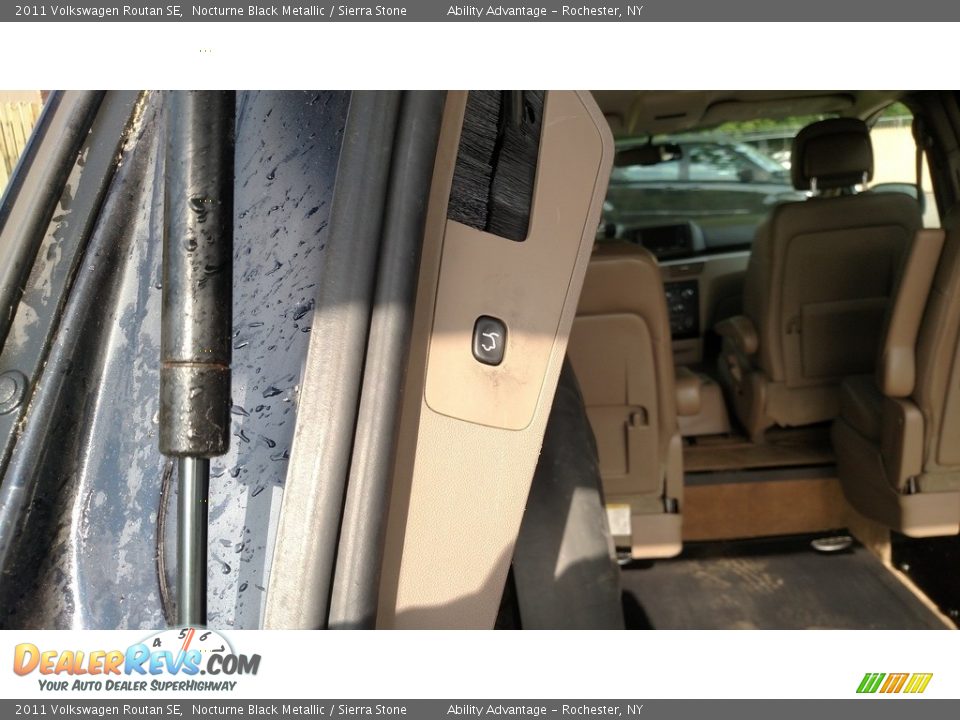 2011 Volkswagen Routan SE Nocturne Black Metallic / Sierra Stone Photo #36