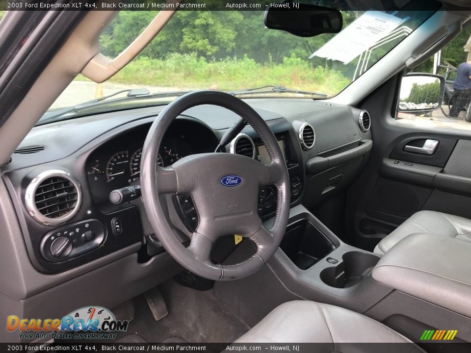 2003 Ford Expedition XLT 4x4 Black Clearcoat / Medium Parchment Photo #12