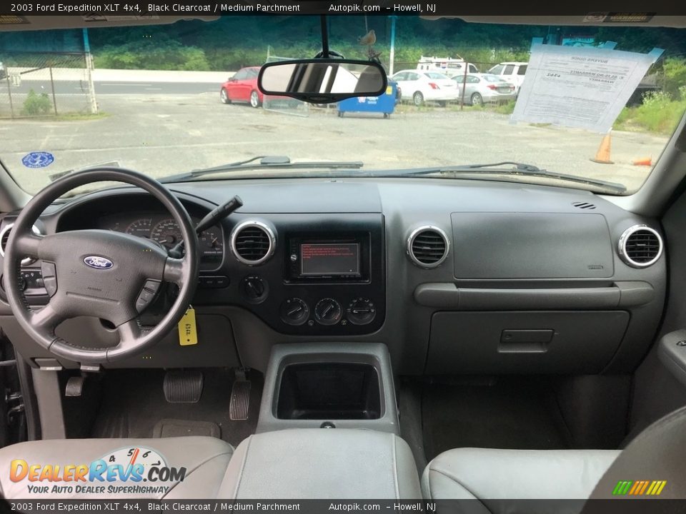 2003 Ford Expedition XLT 4x4 Black Clearcoat / Medium Parchment Photo #13