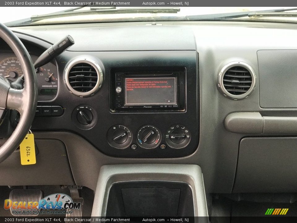 2003 Ford Expedition XLT 4x4 Black Clearcoat / Medium Parchment Photo #14