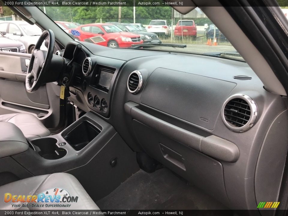 2003 Ford Expedition XLT 4x4 Black Clearcoat / Medium Parchment Photo #15