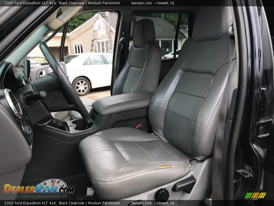 2003 Ford Expedition XLT 4x4 Black Clearcoat / Medium Parchment Photo #16