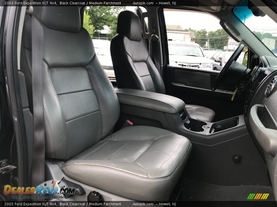 2003 Ford Expedition XLT 4x4 Black Clearcoat / Medium Parchment Photo #17