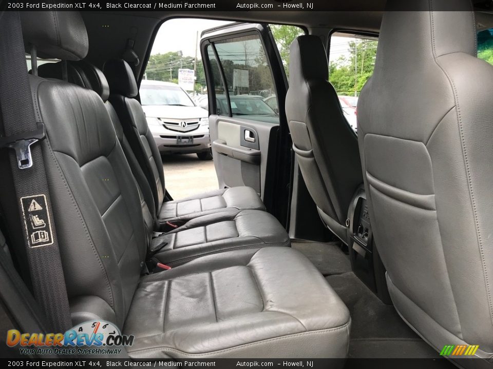 2003 Ford Expedition XLT 4x4 Black Clearcoat / Medium Parchment Photo #18